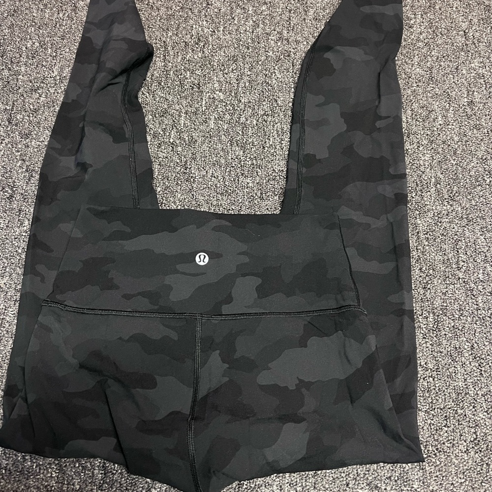 Heritage 365 Camo Deep Coal Multi Lululemon Wunder Under in size 4
